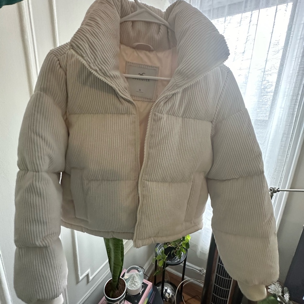 Hollister Cream Cropped Corduroy Puffer